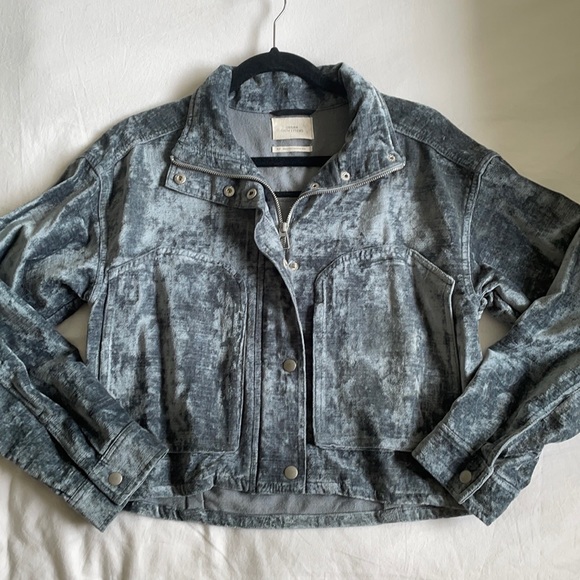 UO Skye Velvet Shirt Jacket - Picture 2 of 3